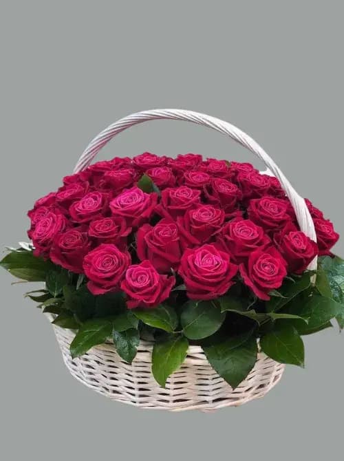 Корзина с 61 розой — доставка цветов Сочи
