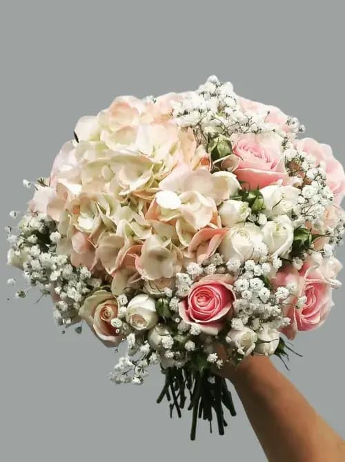 Букет из 15 роз и гортензии | купить в Сочи