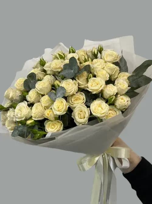 17 кустовых роз с эвкалиптом – доставка цветов Сочи