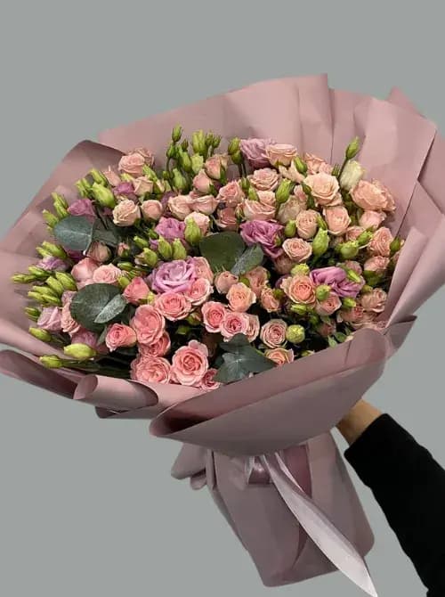 Доставка цветов: 17 роз с эустомой в Сочи