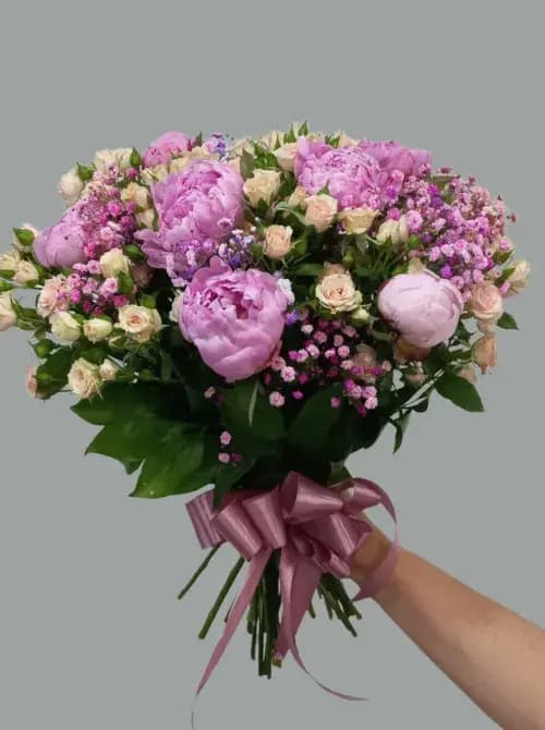 Букет из пионов и кустовых роз в Сочи