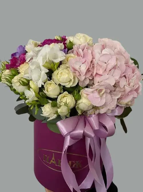 Гортензия, фрезия и розы 7 штук| купить в Сочи