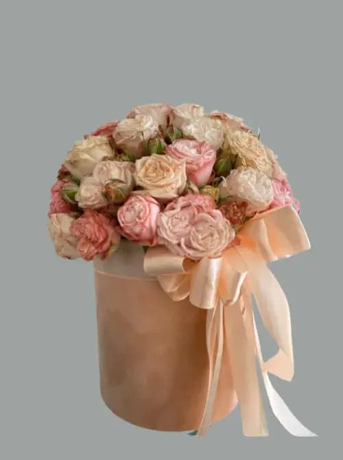 Пионовидные розы в шляпной коробке 