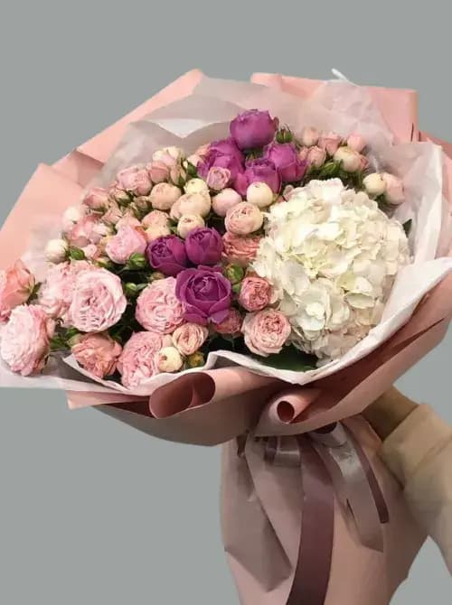 Гортензия и 10 пионовидные розы, купить в Адлере