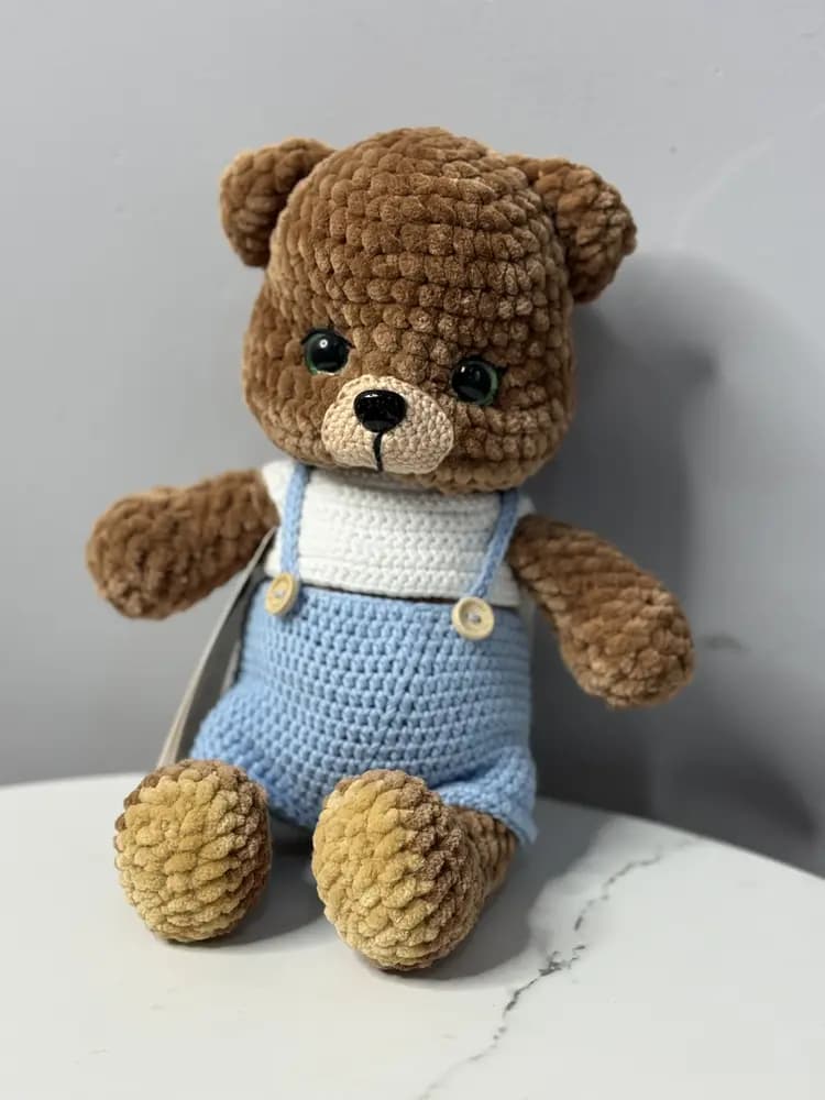 Медвежонок в голубом комбинезоне