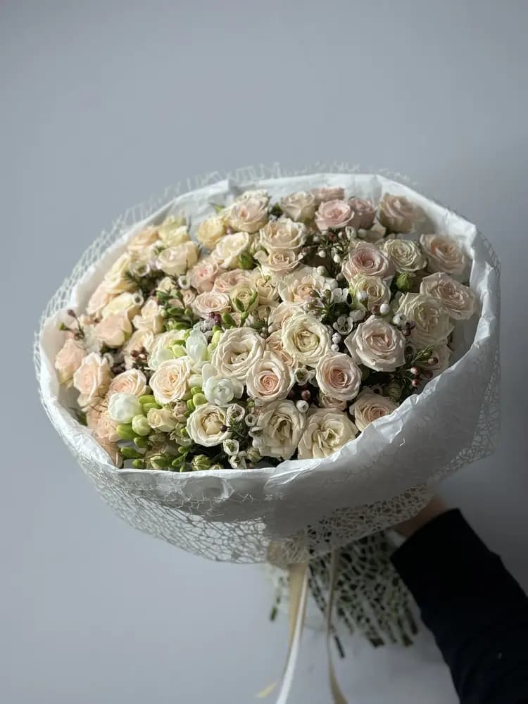 Букет из  27 кустовых  роз с доставкой в Сочи