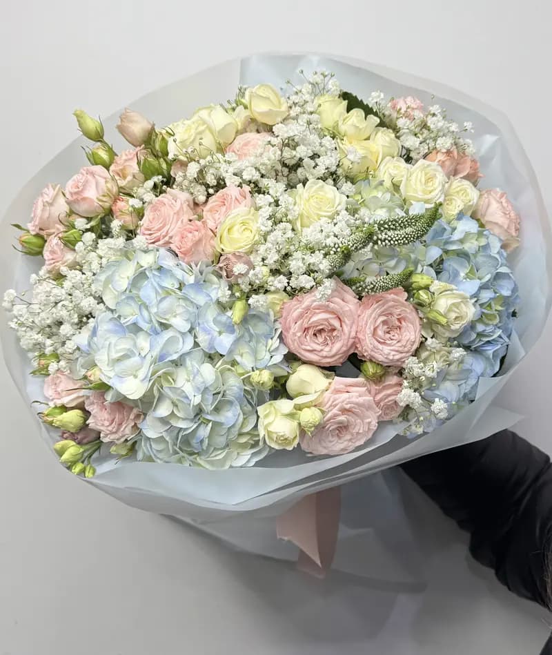 Кустовые розы и гортензия с доставкой в Сочи