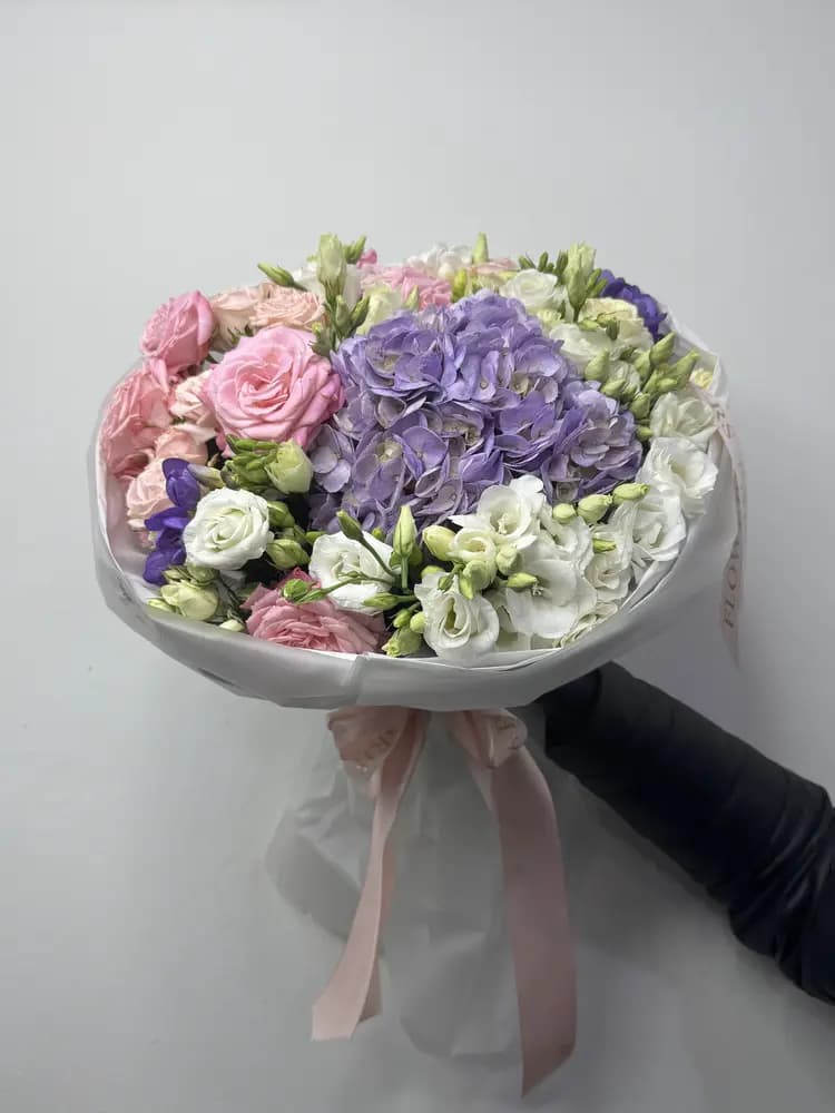 Гортензия и кустовые розы 7 штук-купить в Сочи