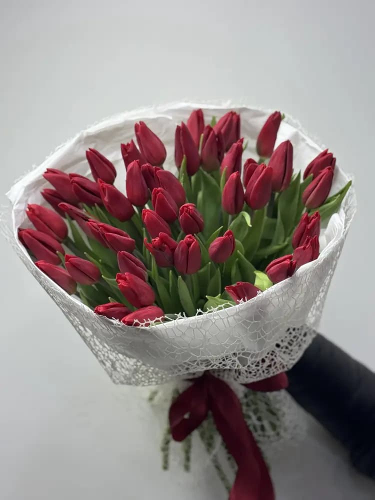 Букет из 35 красных тюльпанов с доставкой в Сочи
