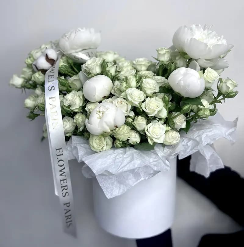 Белые пионы и розы - доставка цветов Сочи