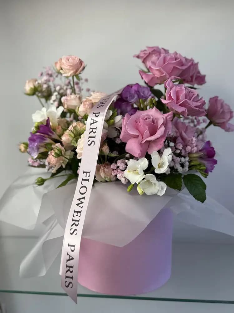 Коробка с розами и фрезией – Доставка Сочи