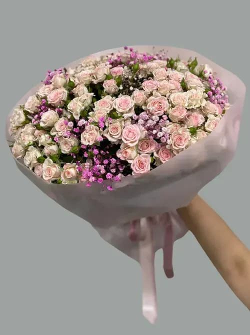 Букет из кустовых роз и гипсофилы — доставка по Сочи