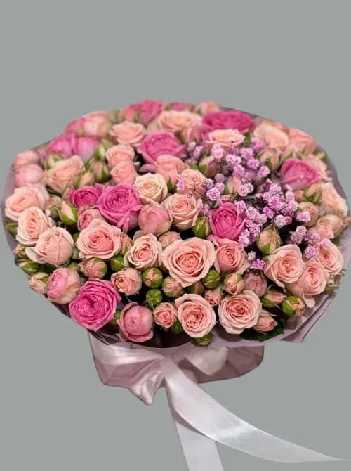 Кустовые розы с гипсофилой — доставка по Сочи