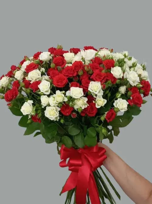 Доставка цветов в Сочи: букет из 35 кустовых роз