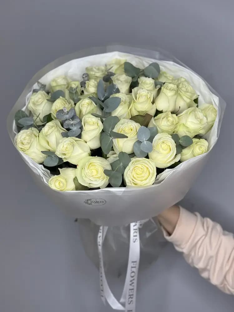 27 белых роз с эвкалиптом | Доставка цветов в Сочи