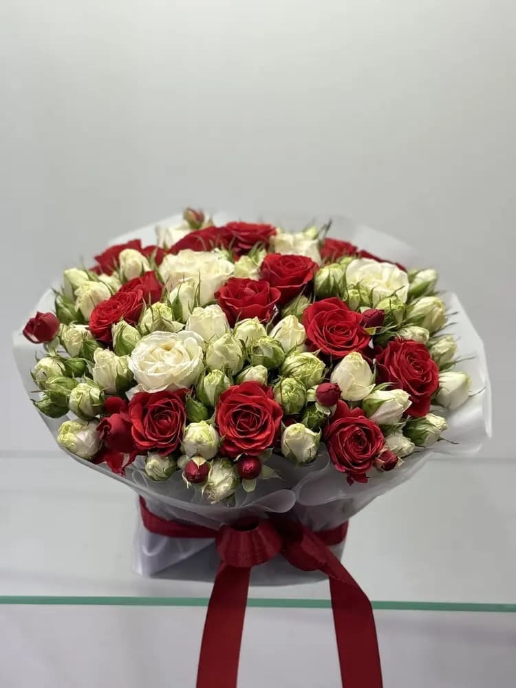 Композиция из кустовых роз с доставкой в Сочи