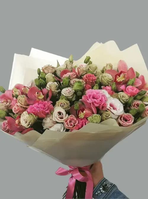 Букет из орхидей и эустомы с доставкой в Сочи