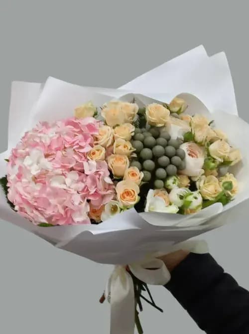 Букет из роз, гортензии и брунии с доставкой в Сочи