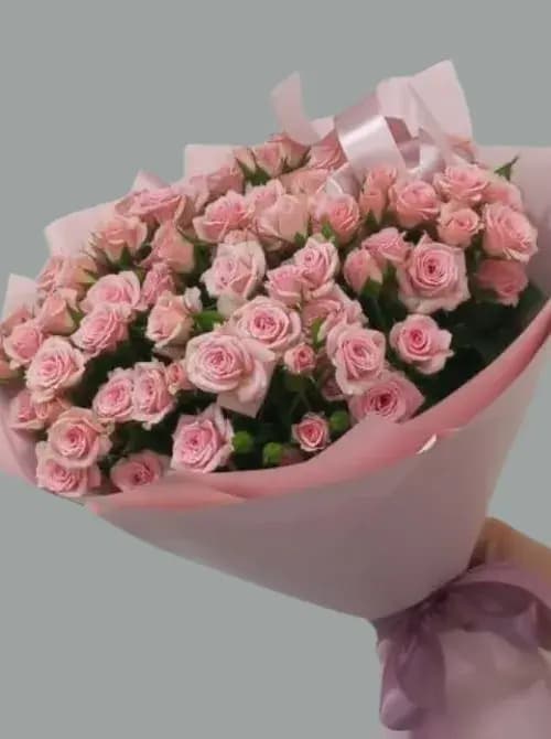 Букет из 13 кустовых роз с доставкой по Сочи