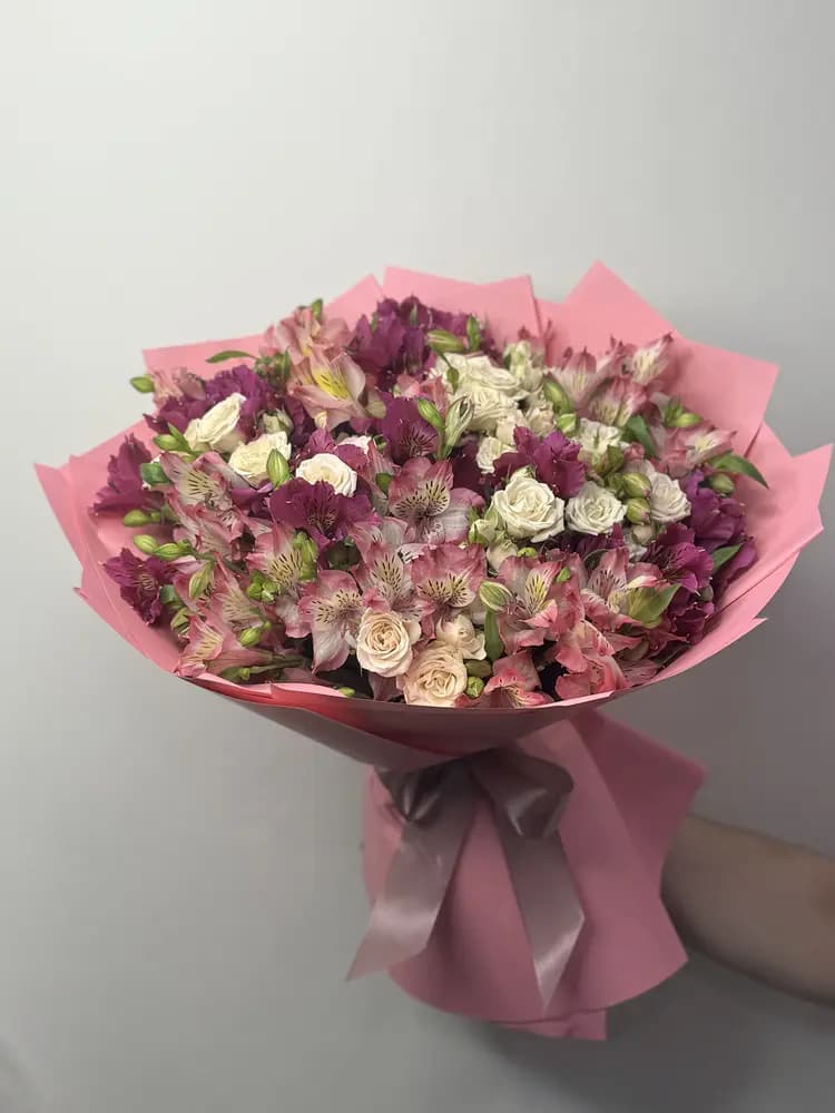 Букет из альстромерии и роз с доставкой в Сочи