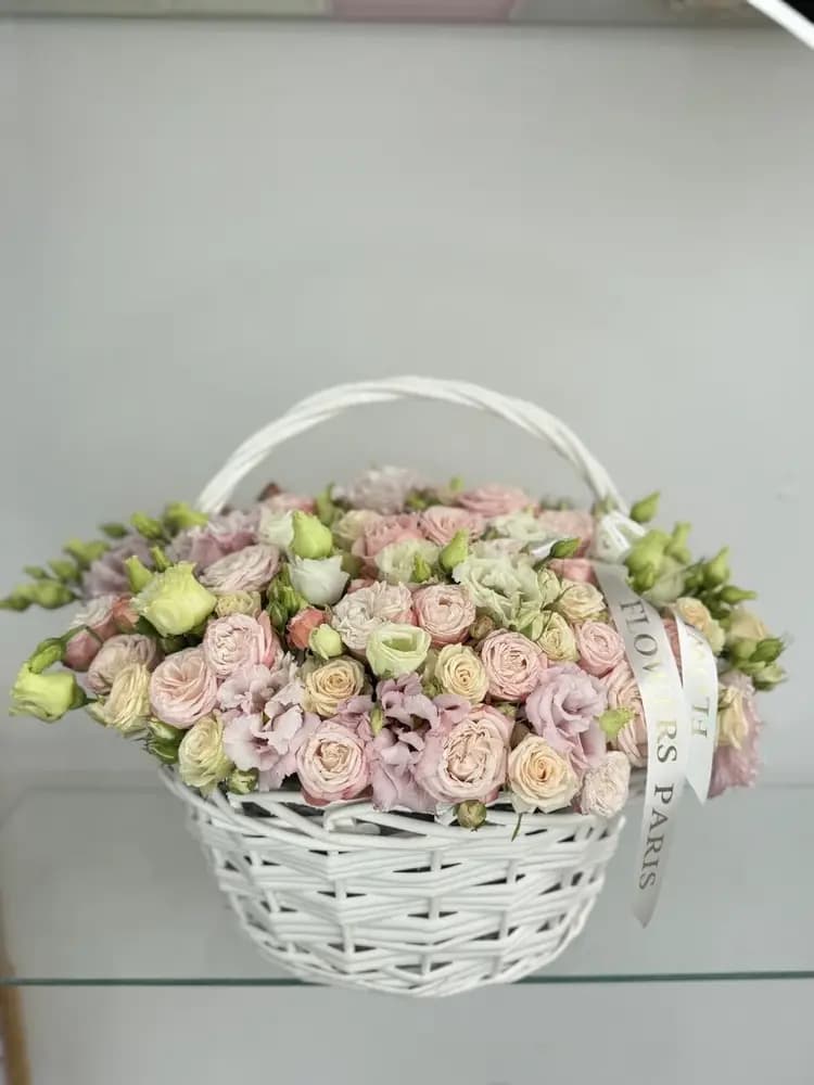 Эустома и розы в корзине с доставкой в Сочи