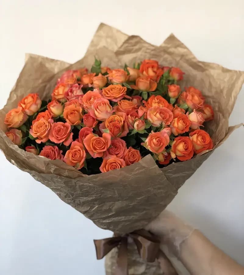 Букет из 13 кустовых роз – доставка в Сочи
