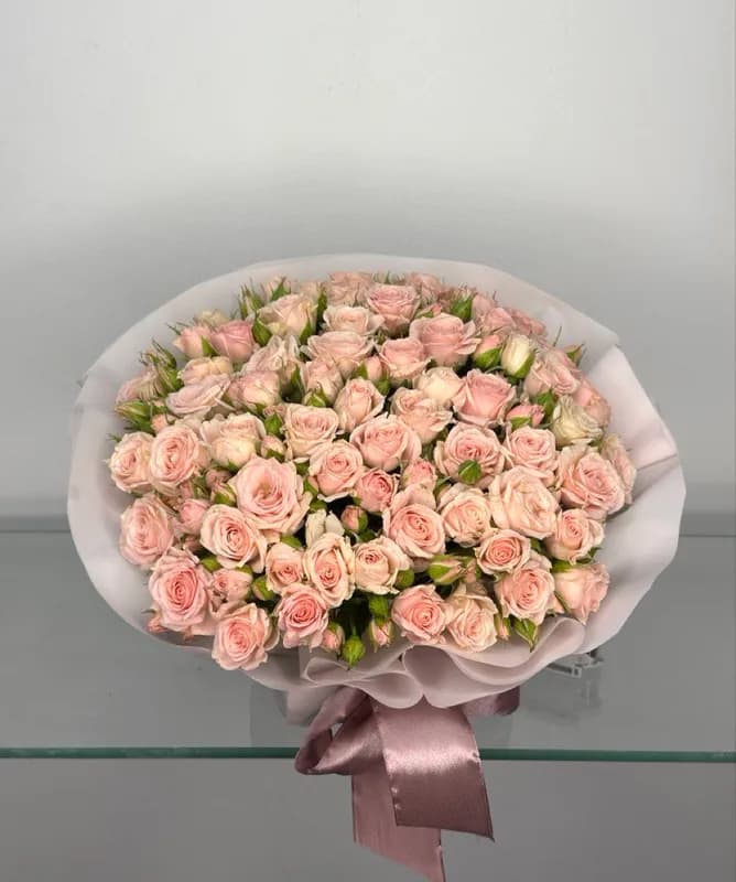 Композиция «Розовый Шарм — 13 кустовых роз»